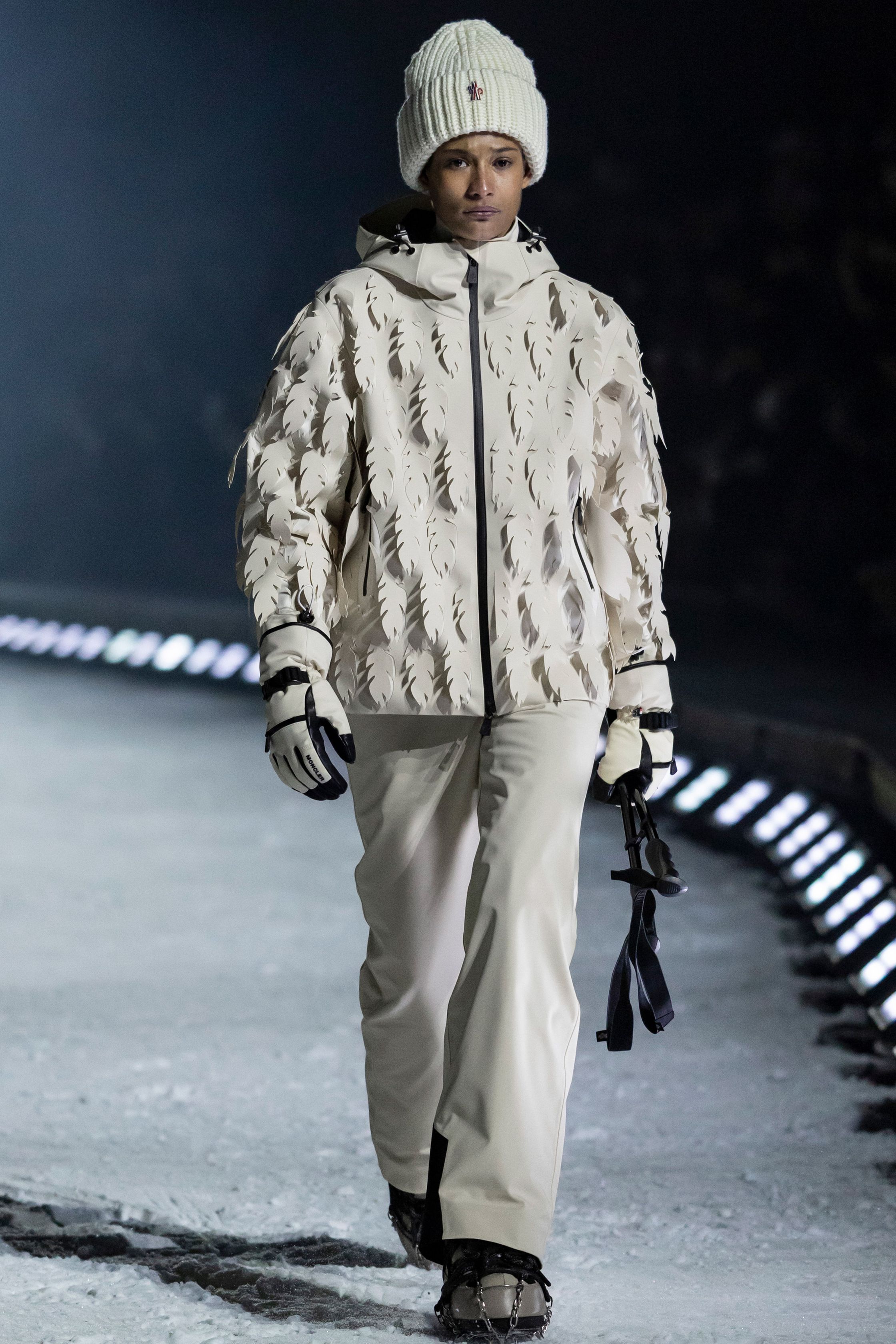 Moncler Grenoble将高山滑雪机能与都市冒险精神融合，羽绒、功能外壳与皮草细节交织出极寒环境下的时装表达，在冰雪跑道上释放硬核奢华-顽石频道趋势研究